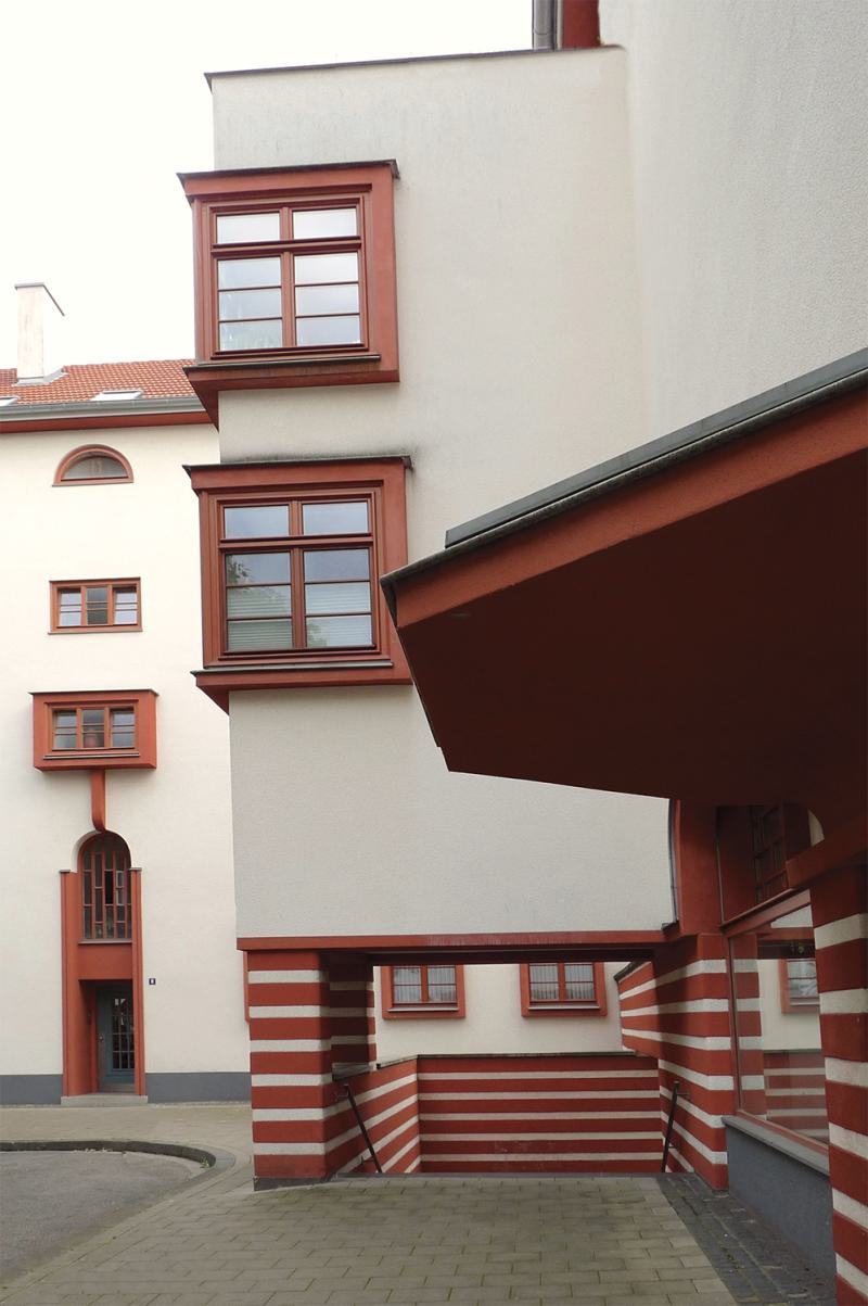 Köln-Riehl, Naumannsiedlung (1927-1930) ... und aus drei Straßen sowie einem zentralen Platz als abgeschlossene Einheit besteht. Plastisch herausgearbeitete Akzente <br>setzen sich in rot vom weißen Hintergrund ab. Wer hinsieht, entdeckt immer was Neues! 
































