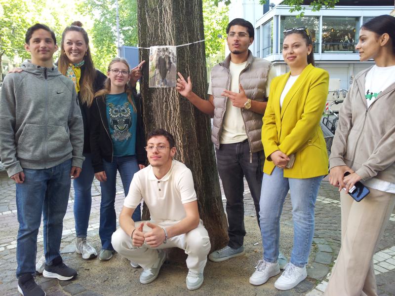  Einige Schülerinnen und Schüler am 15.5.2025 mit dem von ihnen generierten KI-Bild Manfred Fabers: Ein schönes Abschiedsgeschenk!

