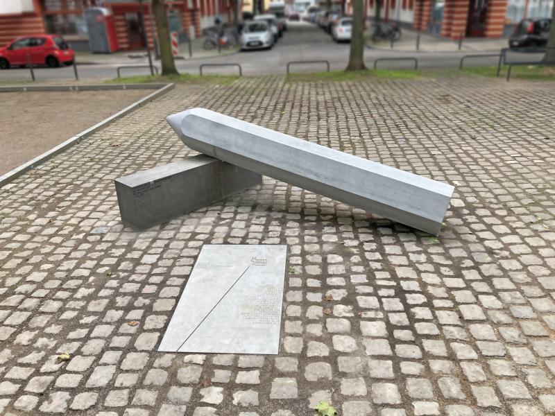 Ehemals Parkfläche, jetzt Verweilort  Kunstwerk »Wartende Säule« von David Semper auf dem umgestalteten zentralen Platz in der Naumannsiedlung.




































